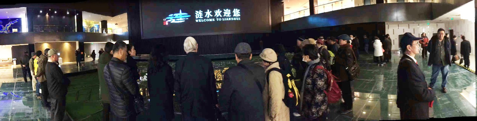 8 漣水規(guī)劃館人頭涌動，外來客商來館參觀考察.jpg